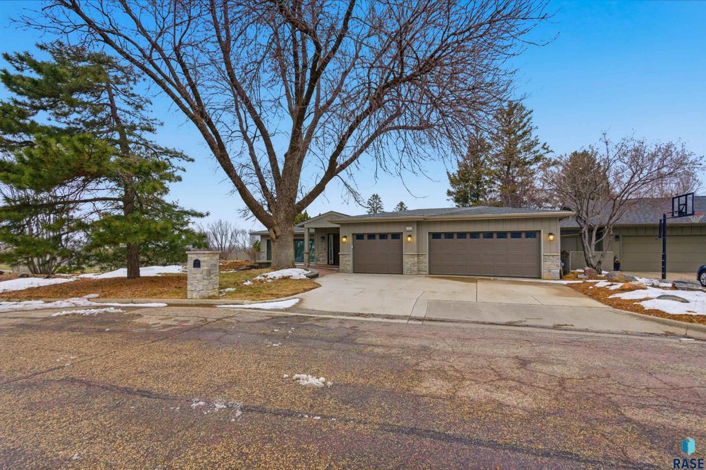 3030 W Donahue Dr Drive, Sioux Falls, SD 57105