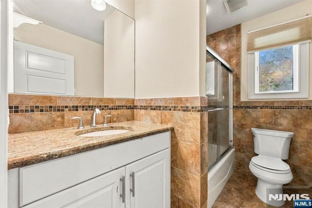 125 Edsall Boulevard B, Palisades Park, NJ 07650