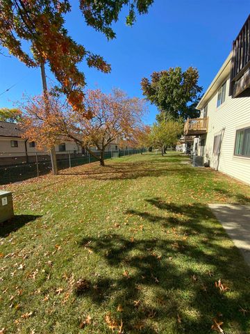 17436 Utica Oaks Lane, Roseville, MI 48066