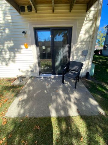 17436 Utica Oaks Lane, Roseville, MI 48066