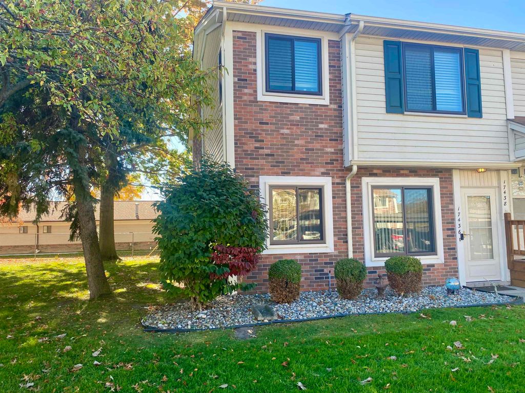 17436 Utica Oaks Lane, Roseville, MI 48066