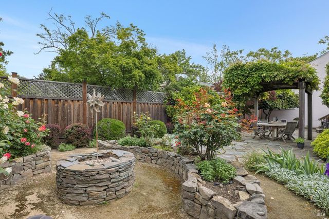 909 Slater St, Santa Rosa, CA 95404