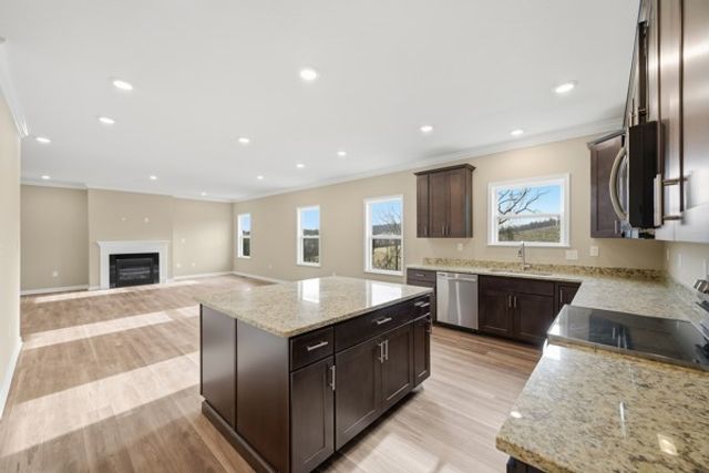 510 Gardenia Dr, Rostraver, PA 15012