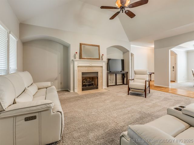 203 E 125th Place S, Jenks, OK 74037