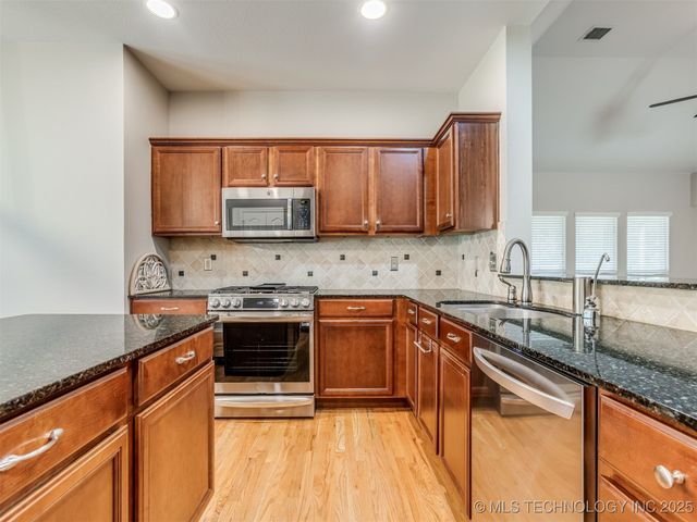 203 E 125th Place S, Jenks, OK 74037