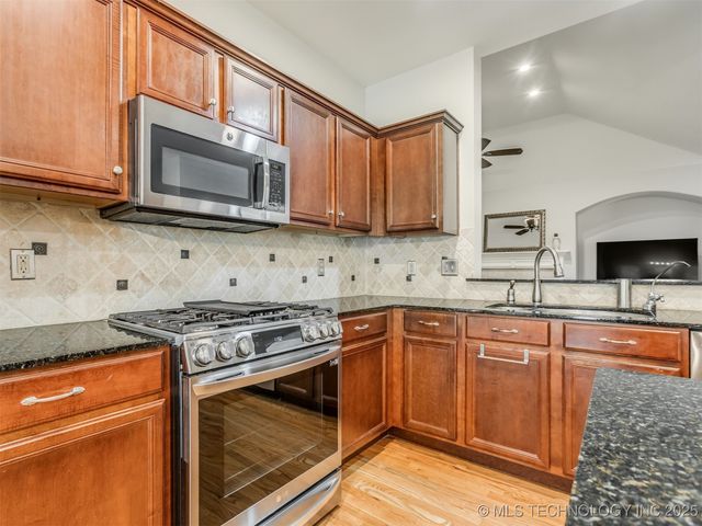 203 E 125th Place S, Jenks, OK 74037