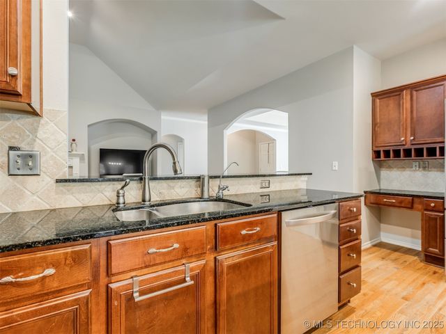 203 E 125th Place S, Jenks, OK 74037
