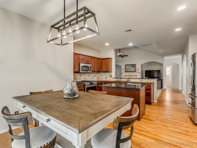 203 E 125th Place S, Jenks, OK 74037