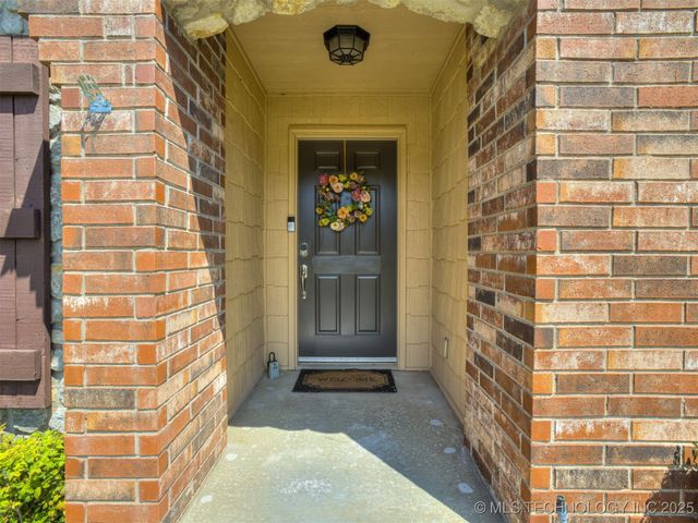 203 E 125th Place S, Jenks, OK 74037