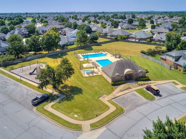 203 E 125th Place S, Jenks, OK 74037