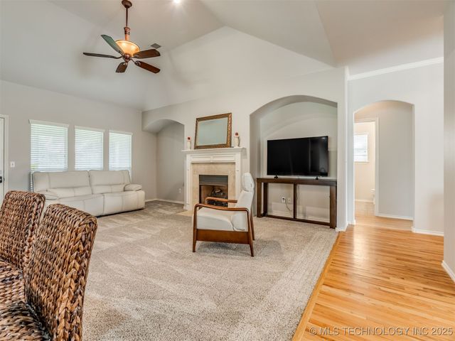 203 E 125th Place S, Jenks, OK 74037