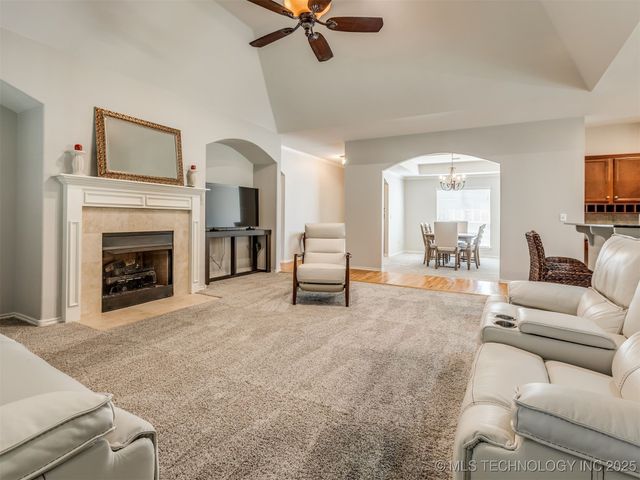 203 E 125th Place S, Jenks, OK 74037