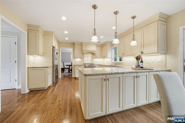 19 Blueberry Court, Mahwah, NJ 07430