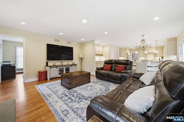 19 Blueberry Court, Mahwah, NJ 07430