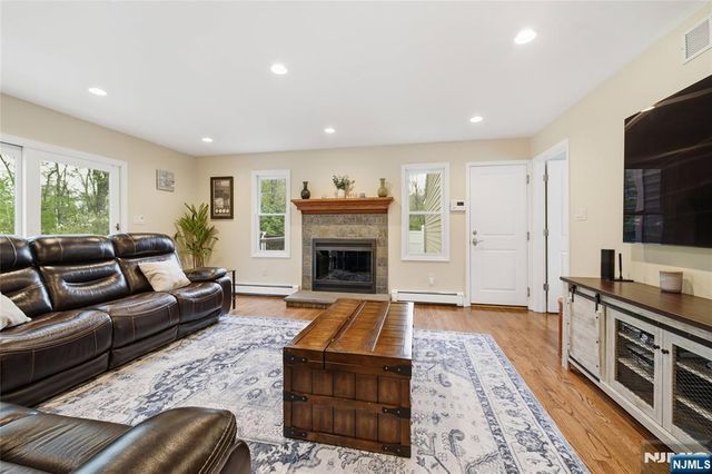 19 Blueberry Court, Mahwah, NJ 07430