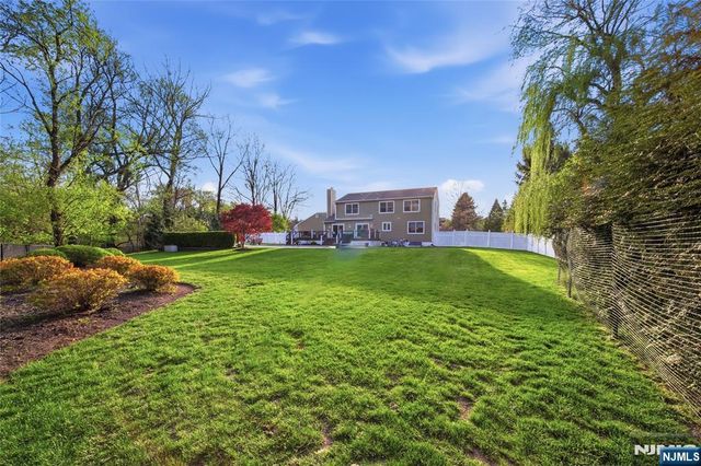 19 Blueberry Court, Mahwah, NJ 07430