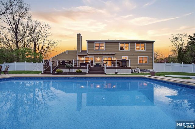 19 Blueberry Court, Mahwah, NJ 07430