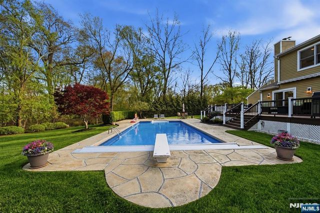 19 Blueberry Court, Mahwah, NJ 07430