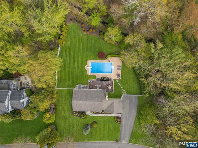 19 Blueberry Court, Mahwah, NJ 07430