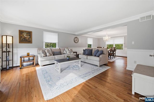 19 Blueberry Court, Mahwah, NJ 07430