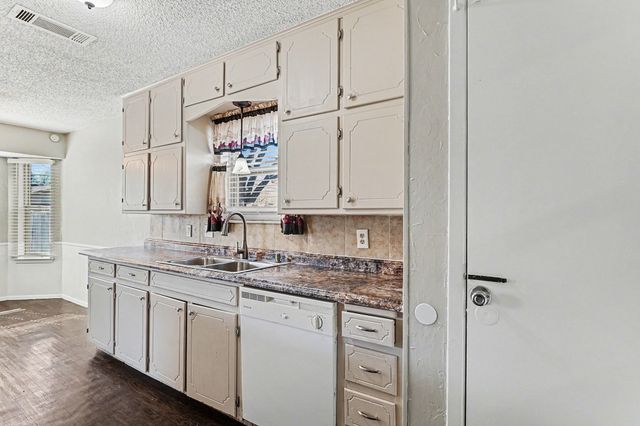 6204 Brookside Drive, Watauga, TX 76148