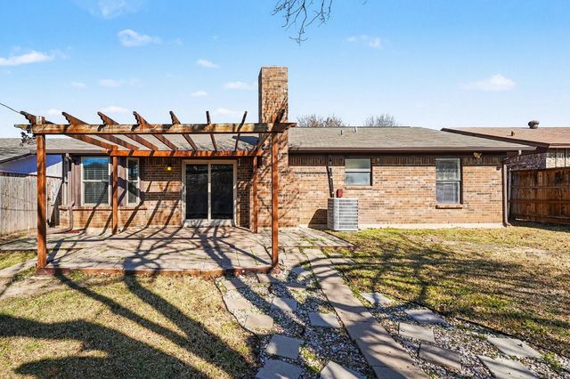 6204 Brookside Drive, Watauga, TX 76148