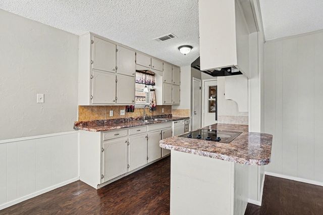 6204 Brookside Drive, Watauga, TX 76148