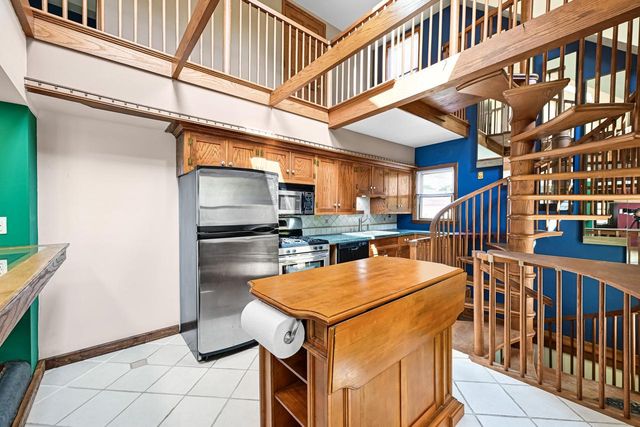 1618 E Newport AVENUE, Milwaukee, WI 53211