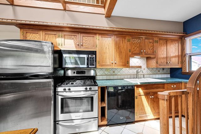 1618 E Newport AVENUE, Milwaukee, WI 53211