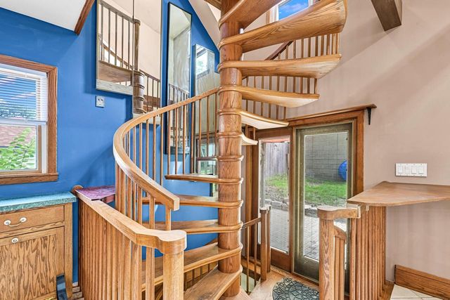 1618 E Newport AVENUE, Milwaukee, WI 53211
