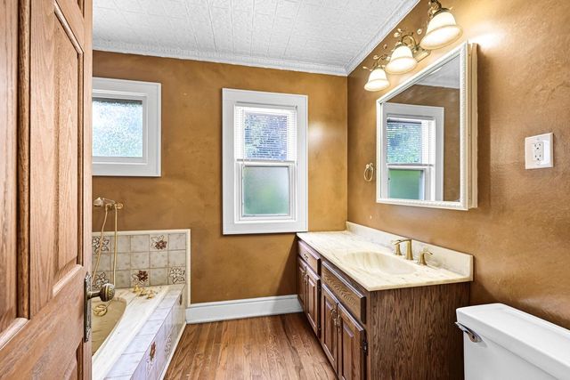 1618 E Newport AVENUE, Milwaukee, WI 53211