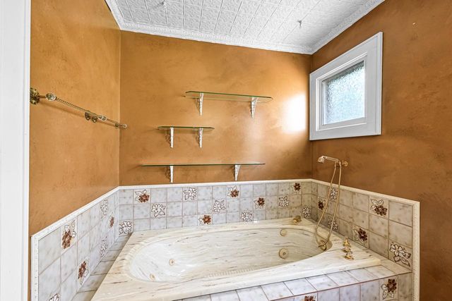 1618 E Newport AVENUE, Milwaukee, WI 53211