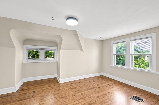 1618 E Newport AVENUE, Milwaukee, WI 53211