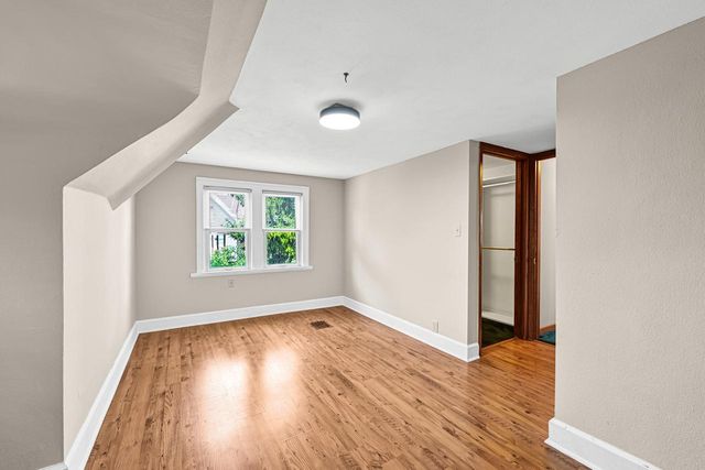 1618 E Newport AVENUE, Milwaukee, WI 53211