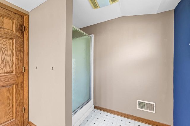 1618 E Newport AVENUE, Milwaukee, WI 53211