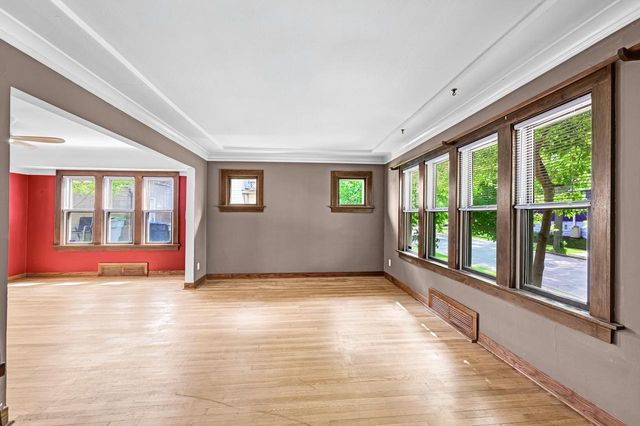 1618 E Newport AVENUE, Milwaukee, WI 53211
