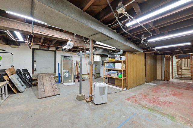1618 E Newport AVENUE, Milwaukee, WI 53211
