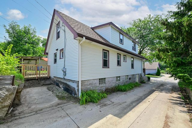 1618 E Newport AVENUE, Milwaukee, WI 53211
