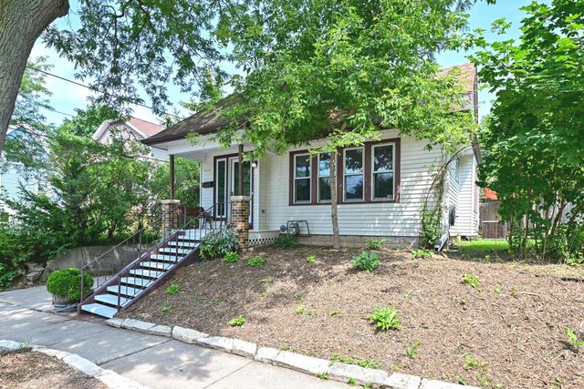 1618 E Newport AVENUE, Milwaukee, WI 53211