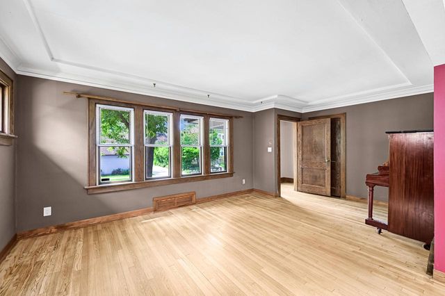 1618 E Newport AVENUE, Milwaukee, WI 53211