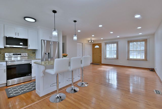 714 N Lakeside Drive, Vernon Hills, IL 60061