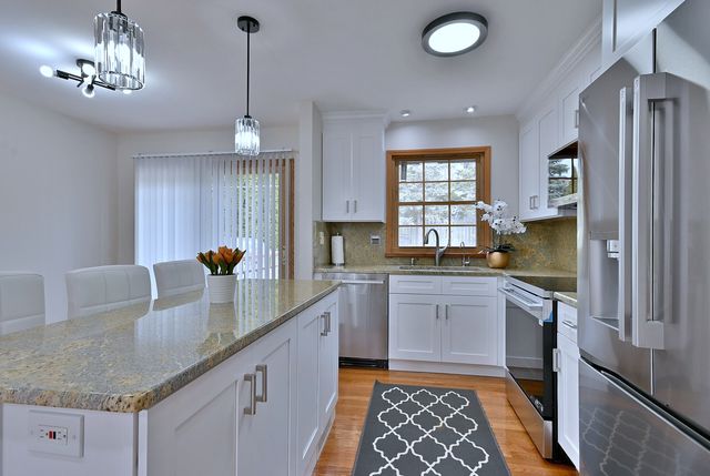 714 N Lakeside Drive, Vernon Hills, IL 60061