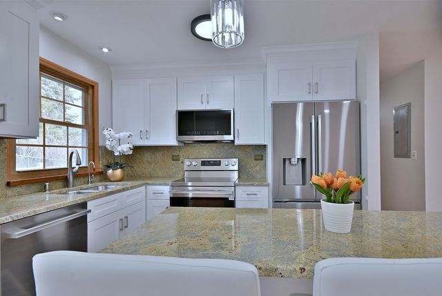 714 N Lakeside Drive, Vernon Hills, IL 60061