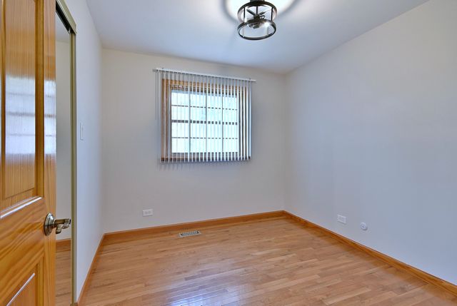 714 N Lakeside Drive, Vernon Hills, IL 60061