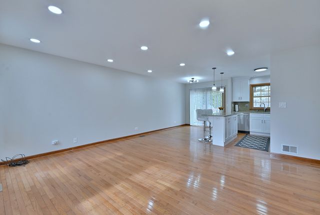 714 N Lakeside Drive, Vernon Hills, IL 60061