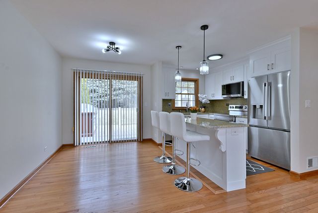 714 N Lakeside Drive, Vernon Hills, IL 60061