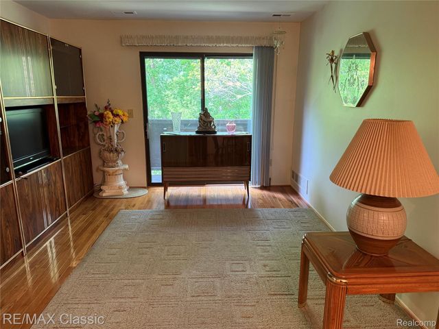 7806 Manor Circle 203, Westland, MI 48185