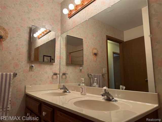 7806 Manor Circle 203, Westland, MI 48185
