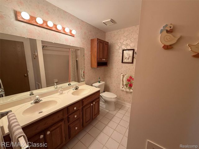 7806 Manor Circle 203, Westland, MI 48185