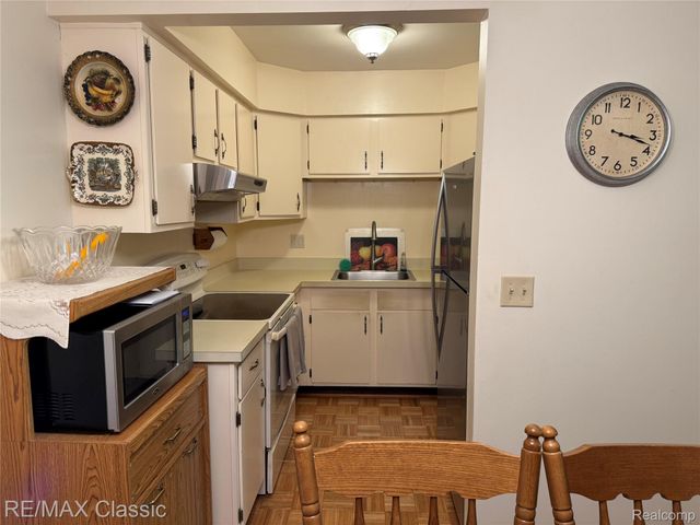 7806 Manor Circle 203, Westland, MI 48185